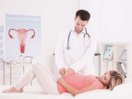 Gynäkologe untersucht schwangere Frau